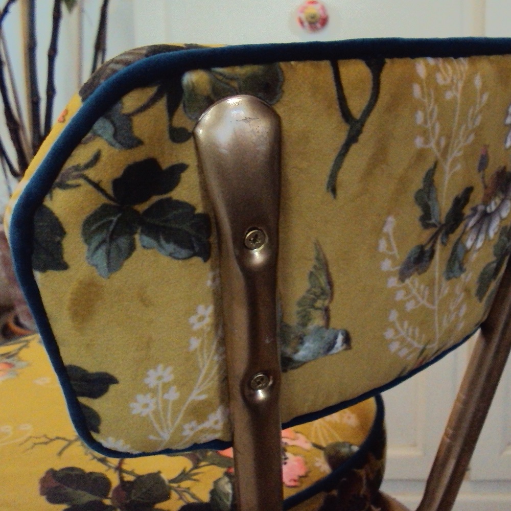 Chaise type Pelfran, finition passepoilée