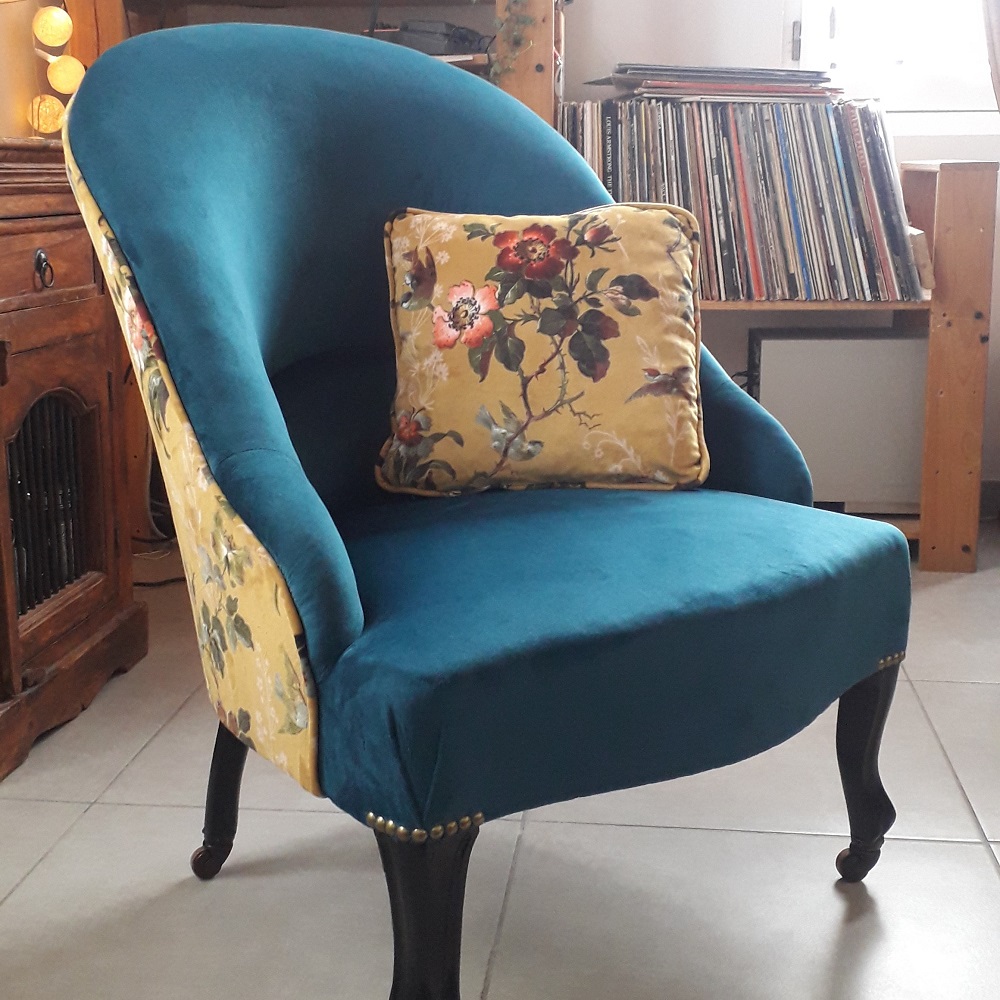 Chauffeuse Louis-Philippe après réfection en garniture traditionnelle